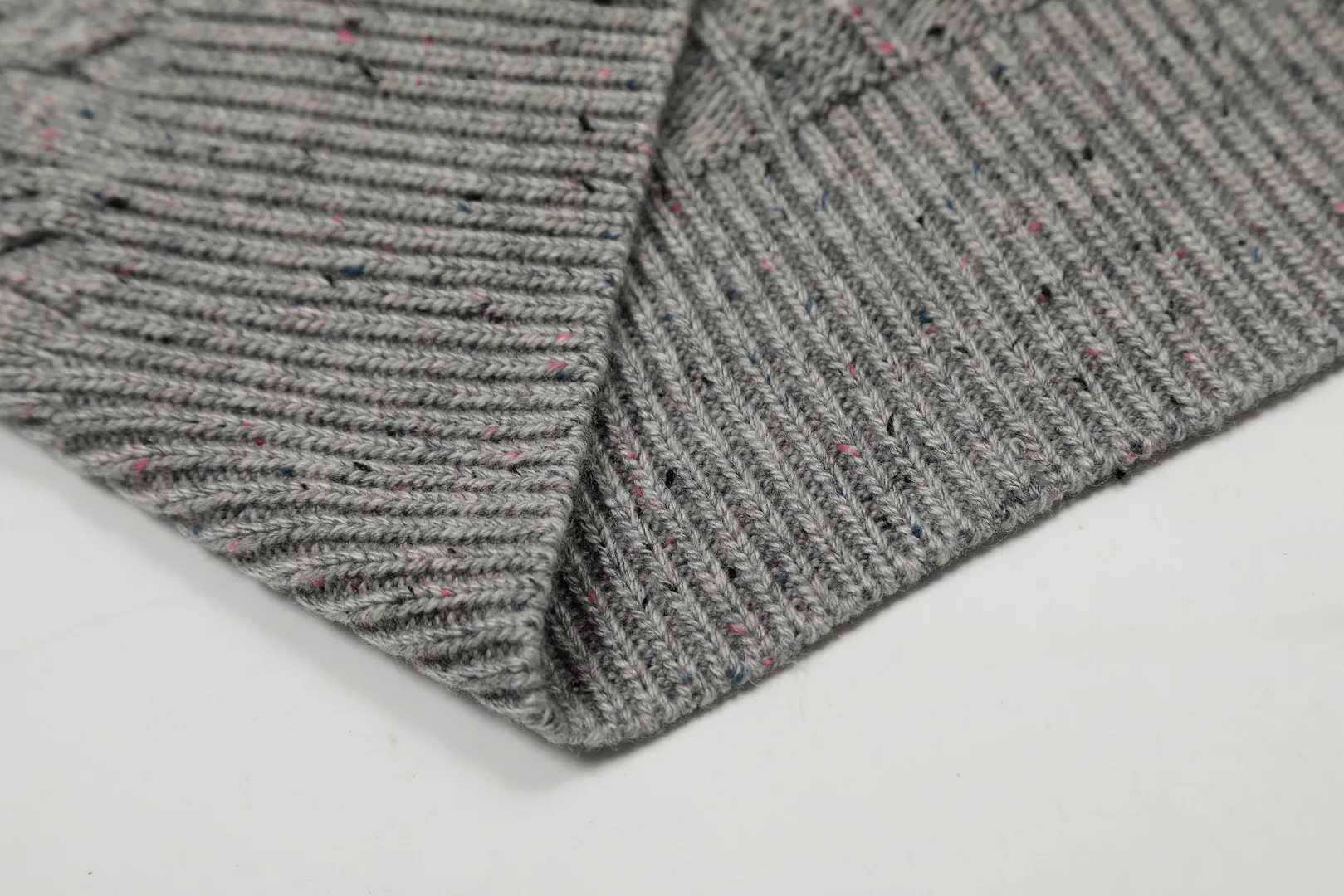 🅿️220 "Top quality" Style number: DS028# [Ralph Lauren wool blended pony embroidered logo twist knitted sweater] ✅Ralph Lauren gradient multi-color dot versatile couple style knitted round neck pullover sweater ✅15% merino cotton wool 85% wool blended custom laser buttons ✅Clean and clear texture ✅ZP quality 1:1 version Scan the code to enter the GF website Counter quality ✅Details and quality are the only one in Guangzhou. Imported quality wool. Focus on high-end. Cost-effective. Needless to say good quality. ✅Restore the original version. The maximum size can be worn up to 180 pounds. Loose, comfortable and stress-free. ✅The upper body is simple and easy to put on. A must-have item for ootd. Good-looking clothes are never picky. A must-have in couples' wardrobes. Size: S-L. Color: Navy blue, light blue, off-white, gray, Christmas red.